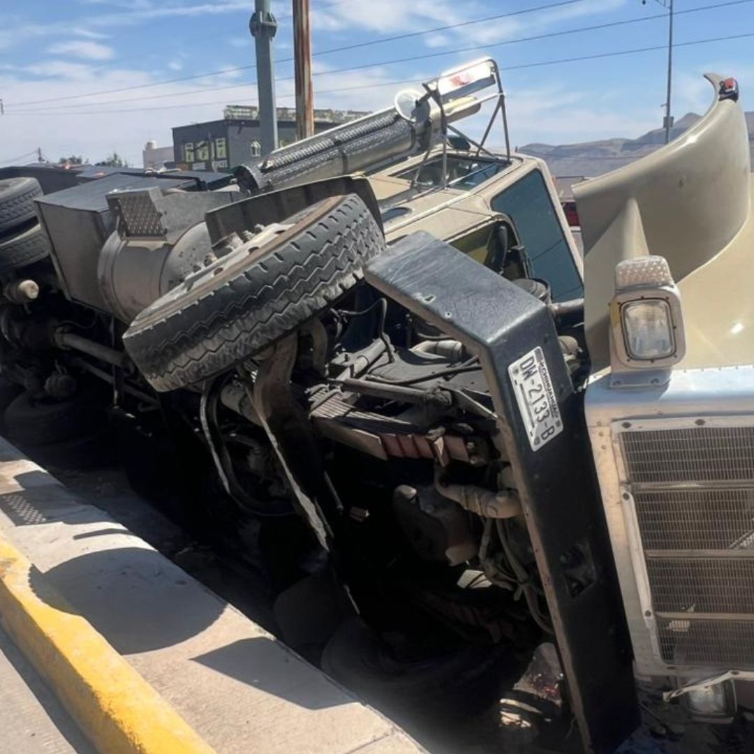 Vuelca camión en Chihuahua